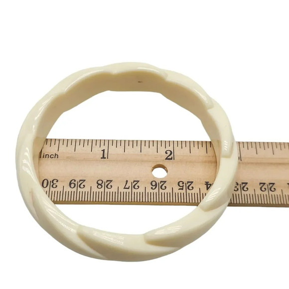 Cream Acrylic Plastic Twisted Bangle Bracelet Vintage One Size Mid Century - Picture 3 of 4